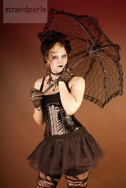 Dunkelhaarige Frau  Gothic  mit Sonnenschirm