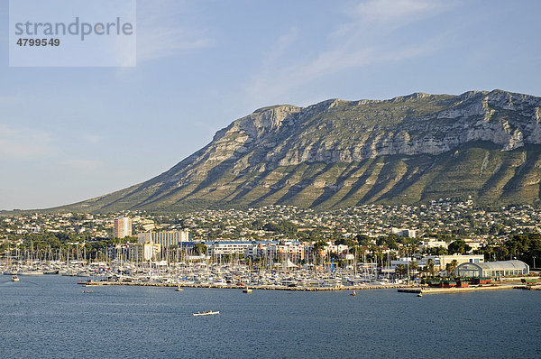 Schiffe  Yachthafen  Hafen  Küste  Berg Montgo  Denia  Costa Blanca  Provinz Alicante  Spanien  Europa