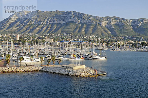 Schiffe  Yachthafen  Hafen  Küste  Berg Montgo  Denia  Costa Blanca  Provinz Alicante  Spanien  Europa