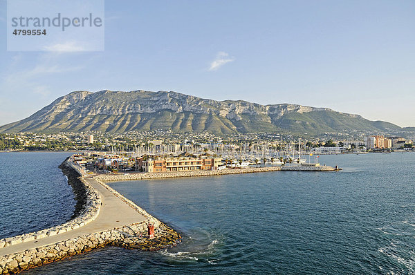 Schiffe  Yachthafen  Hafen  Küste  Berg Montgo  Denia  Costa Blanca  Provinz Alicante  Spanien  Europa