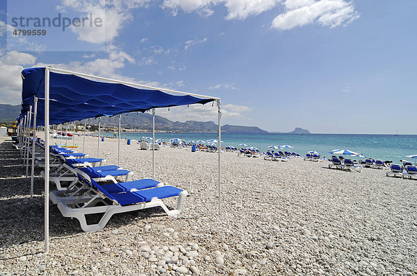Leere  blaue Liegestühle  Sonnenschirme  Kieselstrand  Albir  Altea  Costa Blanca  Provinz Alicante  Spanien  Europa