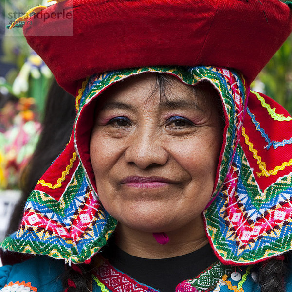 Peruanische Frau mit traditioneller Kopfbedeckung  Portrait