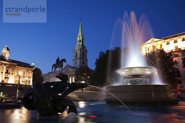 Trafalgar Square mit Springbrunnen und der Kirche St. Martin-in-the-Fields  Abenddämmerung  Innenstadt  Central London  England  Großbritannien  Europa
