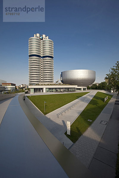Firmenzentrale der Bayerische Motorenwerke AG  BMW AG  und das BMW Museum  München  Bayern  Deutschland  Europa