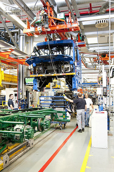 Verbindung von Karosserie mit dem Motor  LKW-Produktion  Man AG  München  Bayern  Deutschland  Europa
