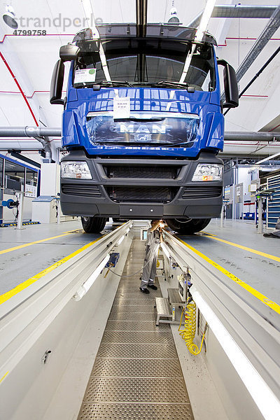 Bei einem fertigen Sattelschlepper werden Unterboden und Lenkung kontrolliert  LKW-Produktion  Man AG  München  Bayern  Deutschland  Europa