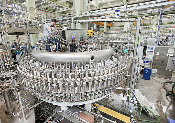 Mitarbeiter legen elektrische Kabel während der Endmontage einer Getränkeabfüllanlage der Firma Krones AG  Neutraubling  Bayern  Deutschland  Europa