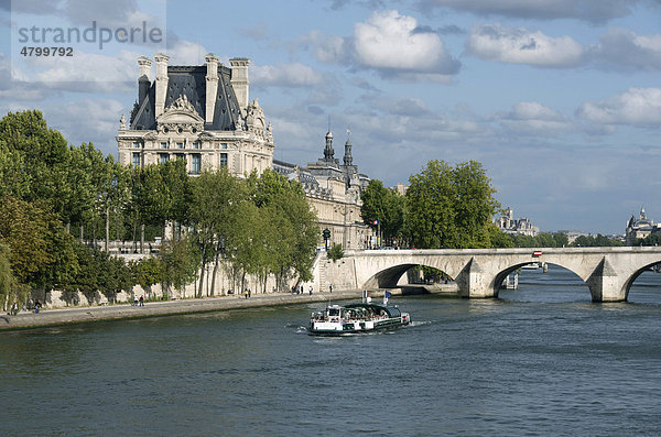 Louvre am Ufer der Seine  Paris  Frankreich  Europa