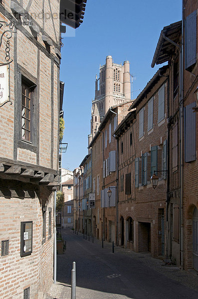 Straße in der Altstadt von Albi  Tarn  Frankreich  Europa