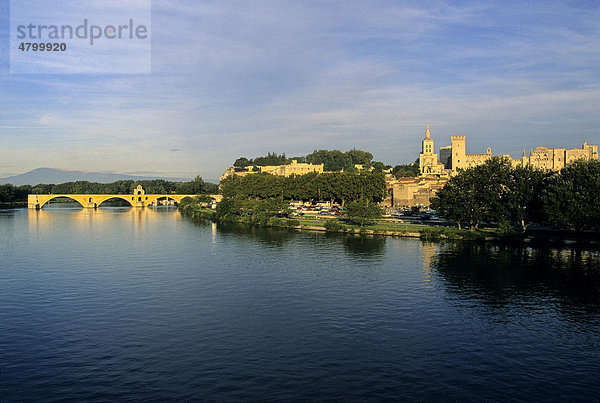Brücke von Avignon und Palais des Papes Papstpalast  Avignon  Frankreich  Europa