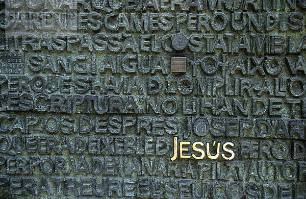 Die bronzene Tür der Passion  Sagrada Familia Kathedrale  Barcelona  Katalonien  Spanien  Europa