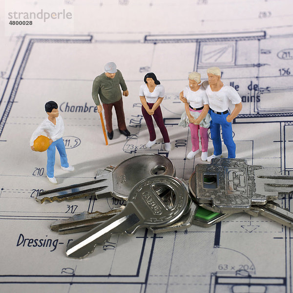 Familie  Figuren  Wohnungsschlüssel auf einem Bauplan  Haustürschlüssel  Eigenheim