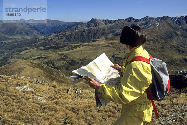 Wanderer  Frau  beim Studieren der Karte  Carlit-Massiv  DÈpartement PyrÈnÈes-Orientales  Region Languedoc-Roussillon  östliche Pyrenäen  Frankreich  Europa