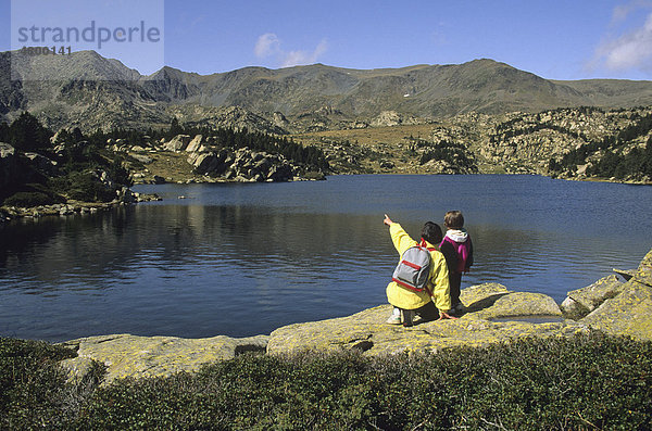 Frau und Kind schauen auf einen See  Carlit-Massiv  DÈpartement PyrÈnÈes-Orientales  Region Languedoc-Roussillon  östliche Pyrenäen  Frankreich  Europa