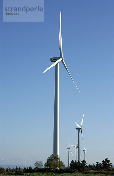 Windräder des Ally Mercoeur Windparks  DÈpartement Haute-Loire  Frankreich  Europa
