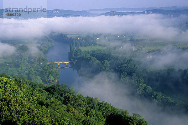 Fluss Dordogne von Domme aus gesehen  DÈpartement Dordogne  Region Aquitanien  Frankreich  Europa gesehen