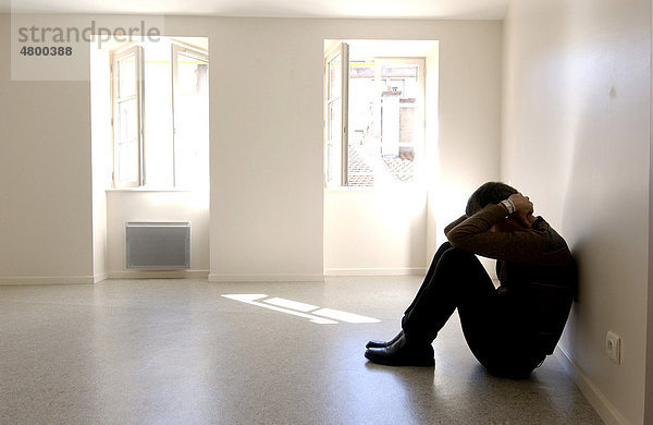Einsamer Mann in einer leeren Wohnung  Isolation