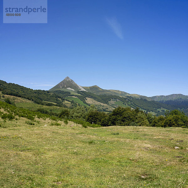 Die Berge Puy Griou und Monts du Cantal  DÈpartement Cantal  Region Auvergne  Frankreich  Europa