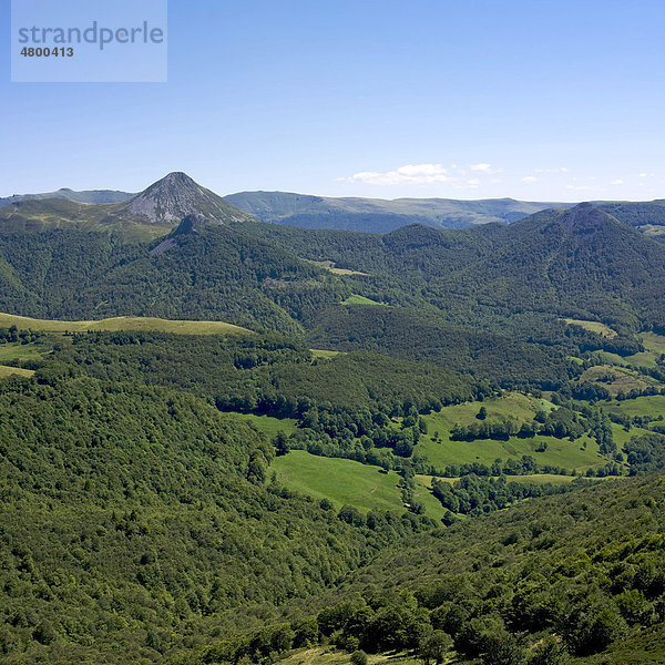 Blick vom Puy Griou  DÈpartement Cantal  Region Auvergne  Frankreich  Europa