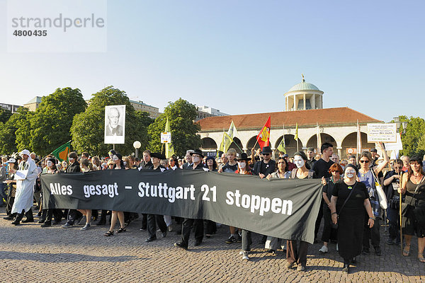 Schweigemarsch der Stuttgart 21 Gegner auf dem Schlossplatz gegen den Umbau des Bahnhofs  Innenstadt  Stuttgart  Baden-Württemberg  Deutschland  Europa