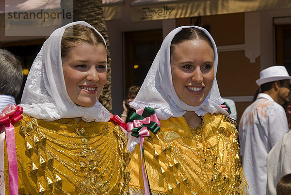 Junge Frauen tragen die typische Tracht und den traditionellen Goldschmuck  genannt Emprendada  Ibiza  Spanien  Europa