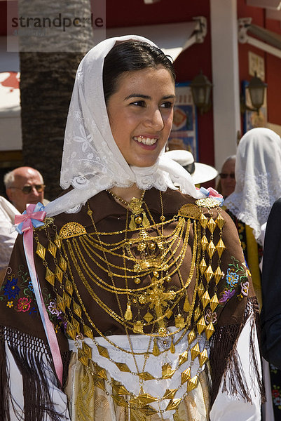 Junge Frau trägt die typische Tracht und den traditionellen Goldschmuck  genannt Emprendada  Ibiza  Spanien  Europa