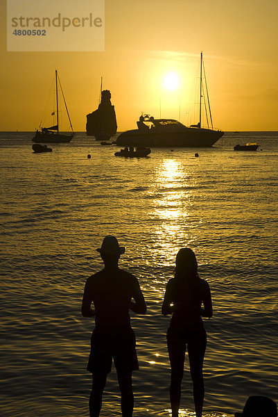 Paar beim Sonnenuntergang in Cala Benirr·s  Ibiza  Spanien  Europa