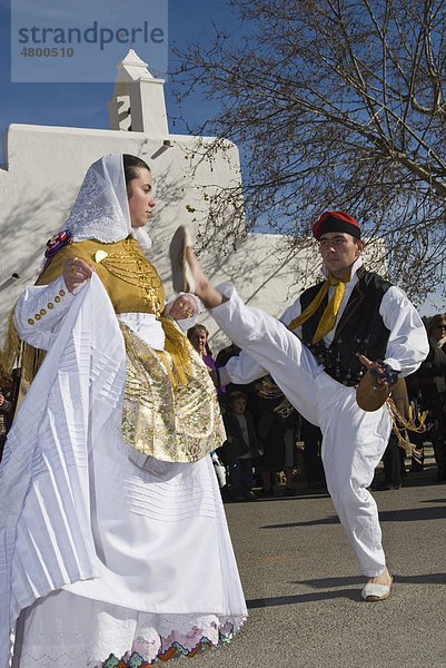 Mitglieder einer Folklore-Gruppe beim typischen Tanz  Ibiza  Spanien  Europa