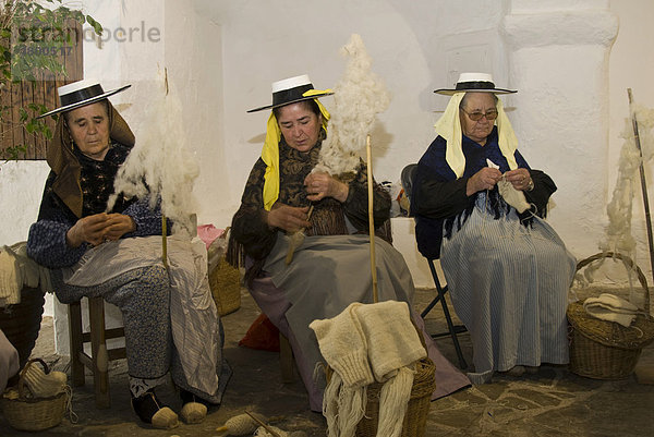 Ältere Frauen in traditioneller Tracht spinnen Wolle  Ibiza  Spanien  Europa