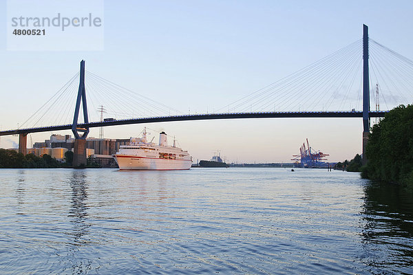 Kreuzfahrtschiff MS Deutschland  das Traumschiff  passiert die Köhlbrandbrücke an der Süderelbe im Hamburger Hafen  Wilhelmsburg  Hamburg  Deutschland  Europa