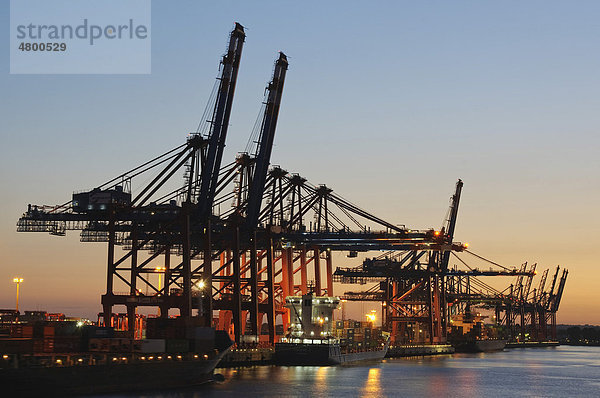 Containerterminal Eurokai im Hamburger Hafen bei Sonnenuntergang  Hamburg  Deutschland  Europa