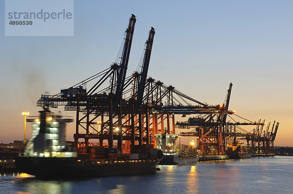 Containerterminal Eurokai im Hamburger Hafen bei Sonnenuntergang  Hamburg  Deutschland  Europa