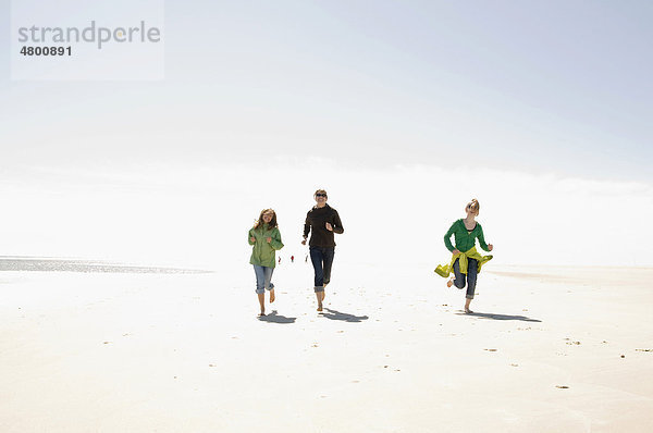 Frau und zwei Kinder laufen am Strand von Amrum  Schleswig-Holstein  Deutschland  Europa