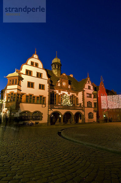 Weihnachtlich geschmücktes Rathaus  Freiburg im Breisgau  Baden-Württemberg  Deutschland  Europa