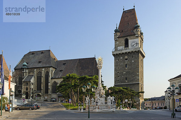 Pfarrkirche St. Augustinus und Wehrturm  Perchtoldsdorf  Industrieviertel  Niederösterreich  Österreich  Europa