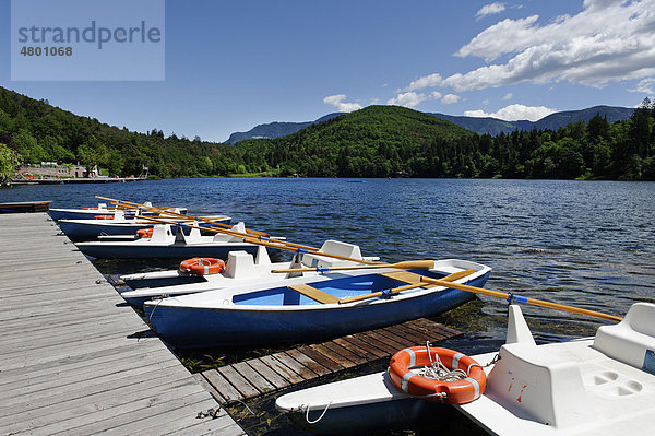 Bootsverleih am Strandbad Lido  Montiggler See  an der Weinstraße  Überetsch  Südtirol  Italien  Europa