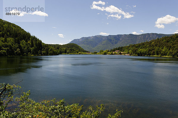 Montiggler See  mit dem Mendelpass  an der Weinstraße  Überetsch  Südtirol  Italien  Europa