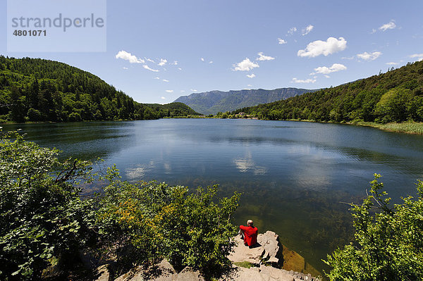 Montiggler See  mit dem Mendelpass  an der Weinstraße  Überetsch  Südtirol  Italien  Europa