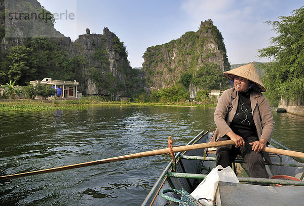Im Boot  Tam Coc Region  Umgebung von Ninh Binh  trockene Halong Bucht  Vietnam  Südostasien