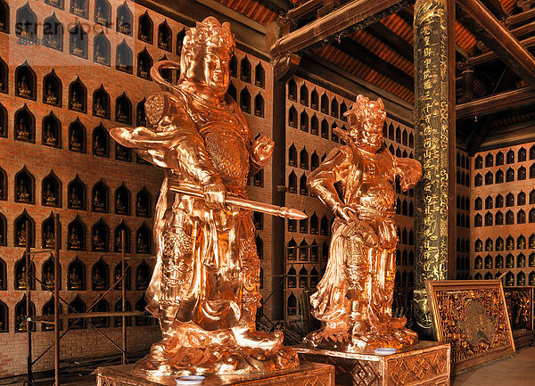Restaurierte Statuen auf der Baustelle der Pagode Chua Bai Dinh  wird eine der größten Pagoden Südostasiens  bei Ninh Binh  Vietnam  Südostasien