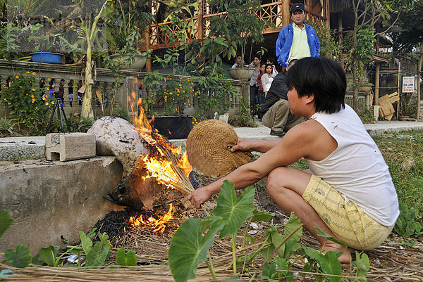 Vietnamese bereitet Ziege für Festessen vor  wird enthaart  Mai Chau  Dorf mit ethnischen Minderheiten  Vietnam  Südostasien