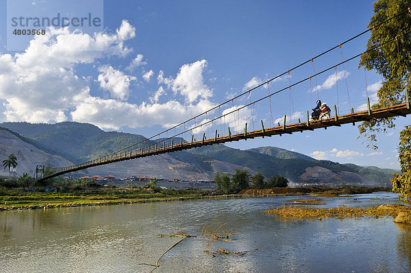 Hängebrücke im Mai Chau Tal  Vietnam  Asien