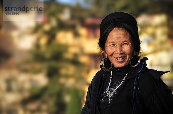 Frau am Markt von Sapa  Volksgruppe der Schwarzen Hmong  ethnische Minderheit  Sa Pa  Nordvietnam  Vietnam  Asien