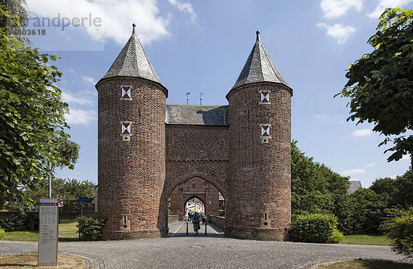 Das nördliche Stadttor von Xanten  das Klever Tor  Nordwall  Xanten  Nordrhein-Westfalen  Deutschland  Europa