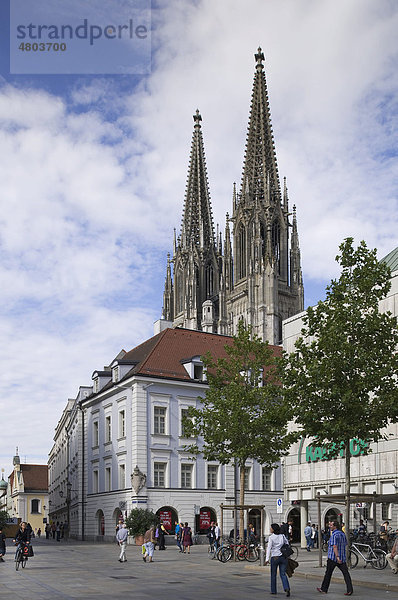Blick vom Neupfarrplatz zum Dom St. Peter  davor schöne Häuser  Altstadt  Unesco Weltkulturerbe  Regensburg  Oberpfalz  Bayern  Deutschland  Europa