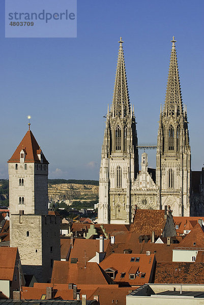 Blick über die Dächer der Altstadt zum Dom St. Peter  daneben der Goldene Turm  Altstadt  Unesco Weltkulturerbe  Regensburg  Oberpfalz  Bayern  Deutschland  Europa