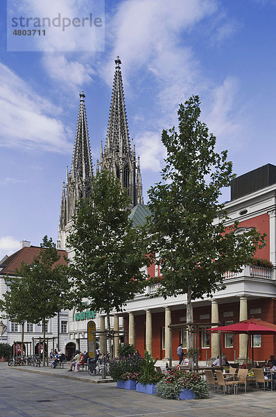 Blick zum Dom St. Peter  vorne die Alte Wache  Altstadt  Unesco Weltkulturerbe  Regensburg  Oberpfalz  Bayern  Deutschland  Europa