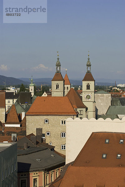 Blick über die Dächer Regensburgs auf die protestantische Neupfarrkirche  UNESCO Weltkulturerbe  Oberpfalz  Bayern  Deutschland  Europa