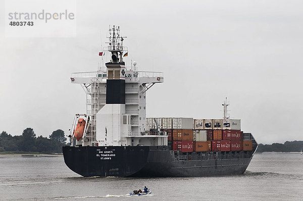 Containerschiff El Temerario auf der Elbe  davor Schlauchboot  Hamburg  Deutschland  Europa