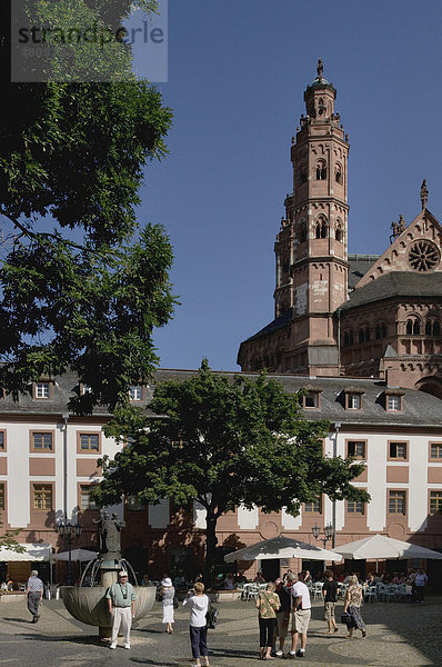 Touristen am Leichhof  hinten der Dom St. Martin  Mainz  Rheinland-Pfalz  Deutschland  Europa